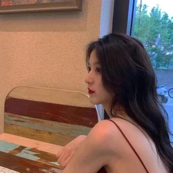 出墙红杏两家春